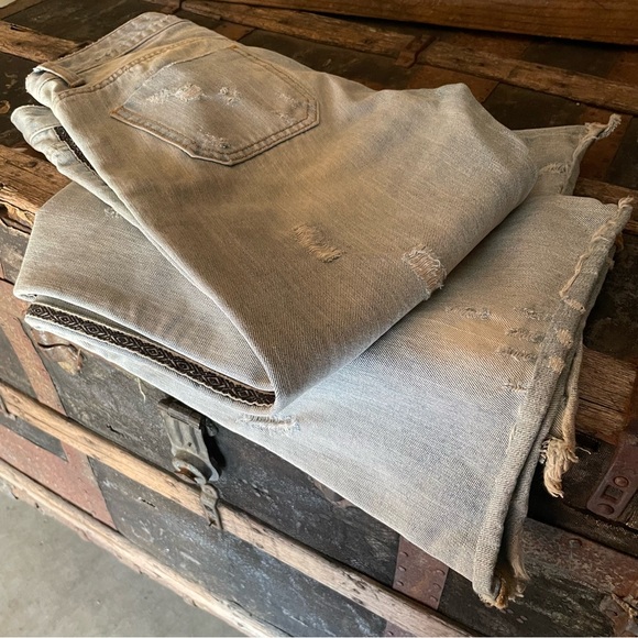 One x Teaspoon Women's Bell Bottom Light Blue Distressed Denim Jeans Size 28 - Picture 9 of 16